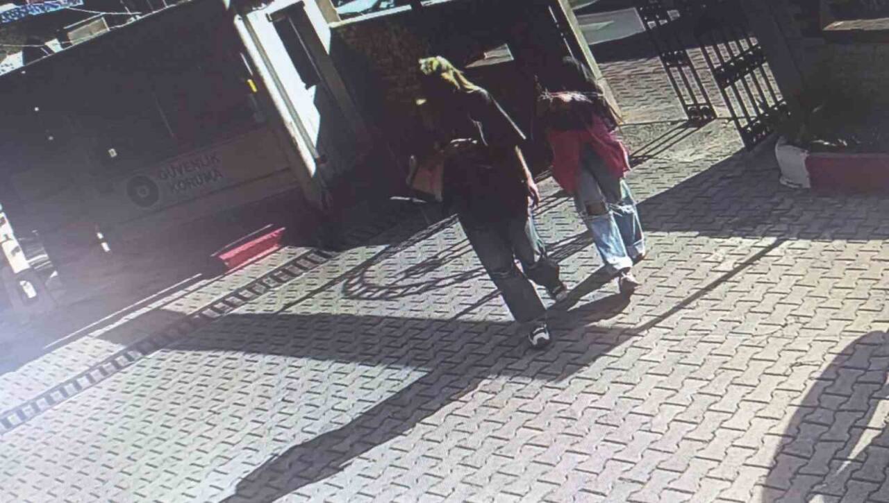 Antalya’da yabancı uyruklu iki genç kızın şehir merkezindeki mezarlıkta çektiği