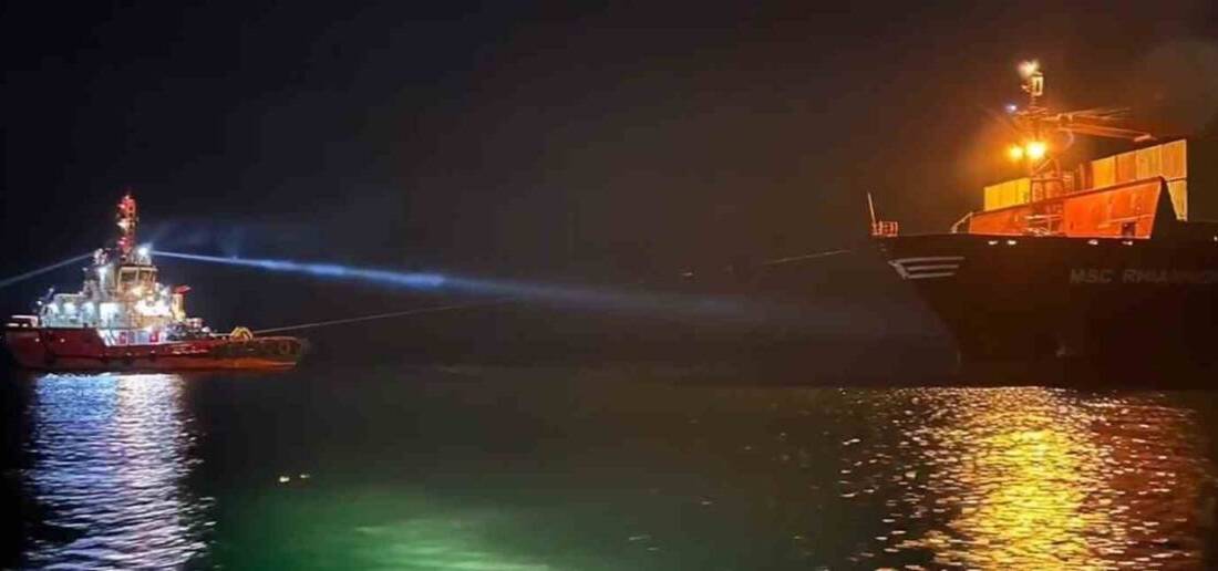 Yeşilköy sahilinde öğle saatlerinde karaya oturan 188 metre boyundaki kargo