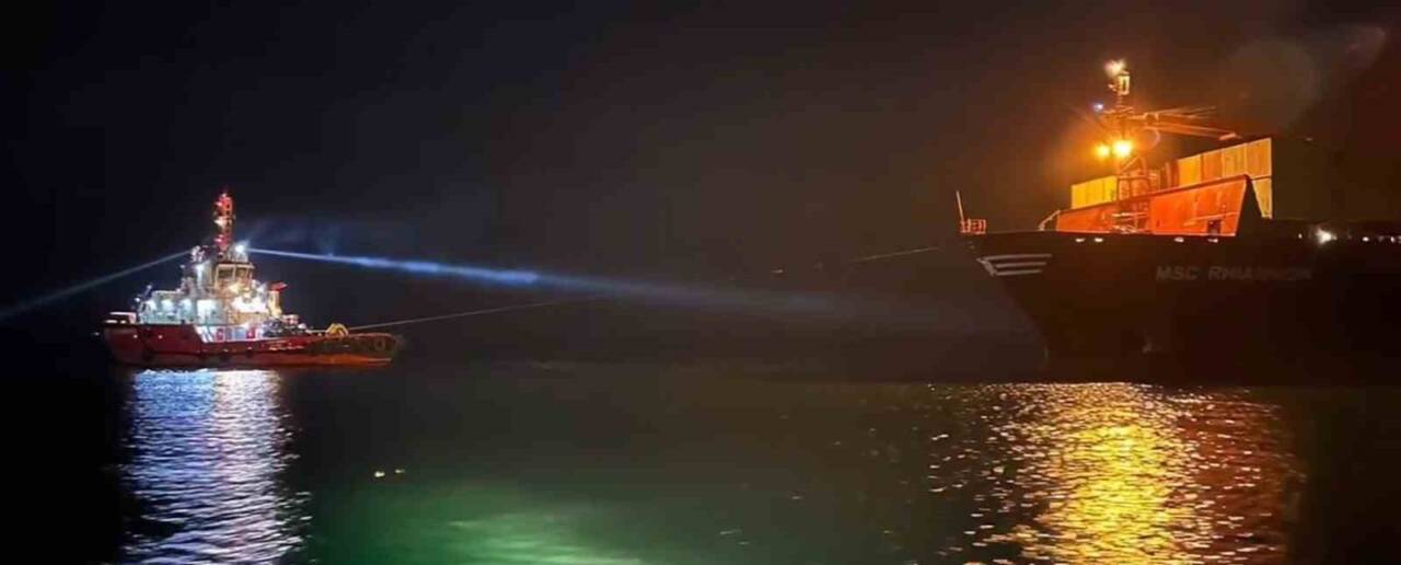 Yeşilköy sahilinde öğle saatlerinde karaya oturan 188 metre boyundaki kargo