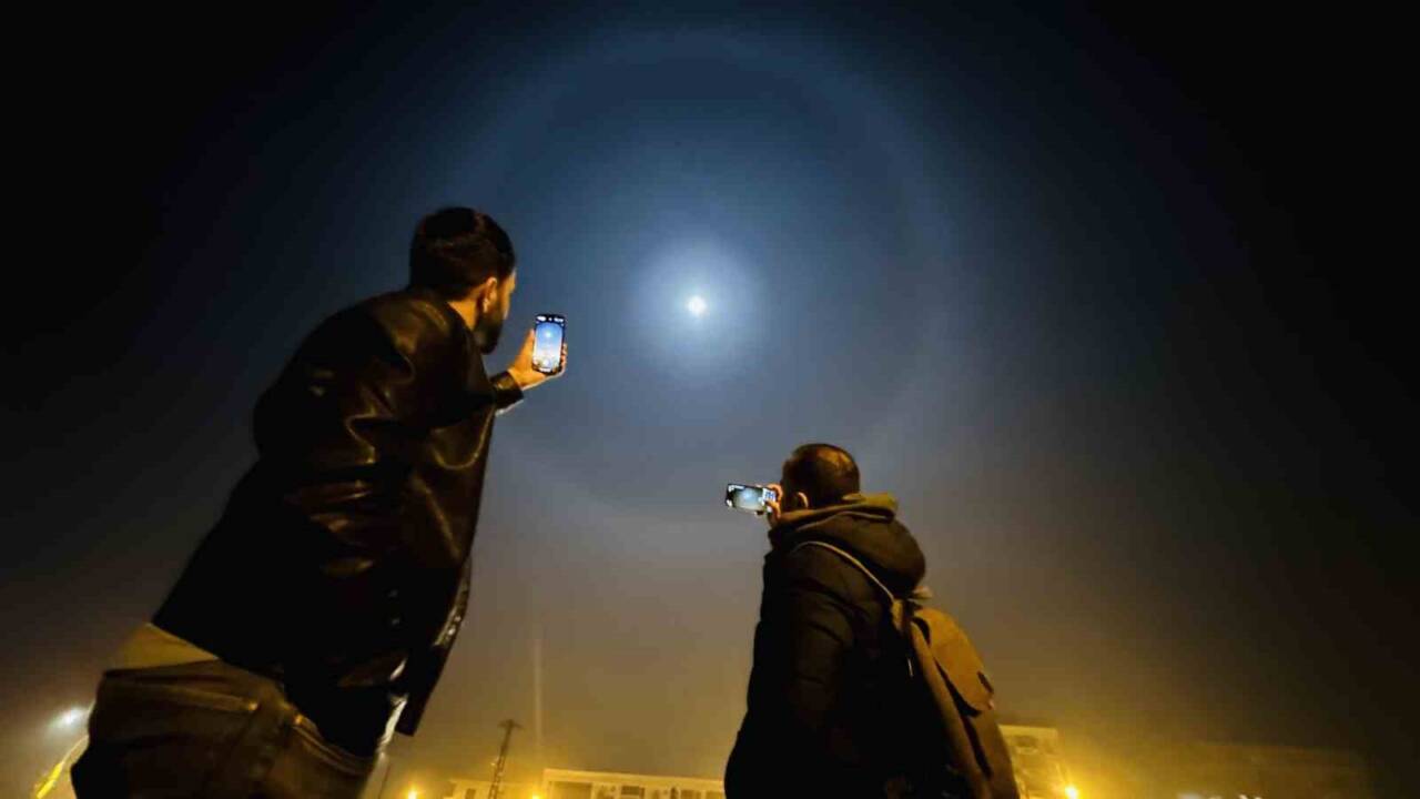 Hakkari’nin Yüksekova ilçesinde ayın etrafında nadir görülen hale oluştu. Vatandaşlar