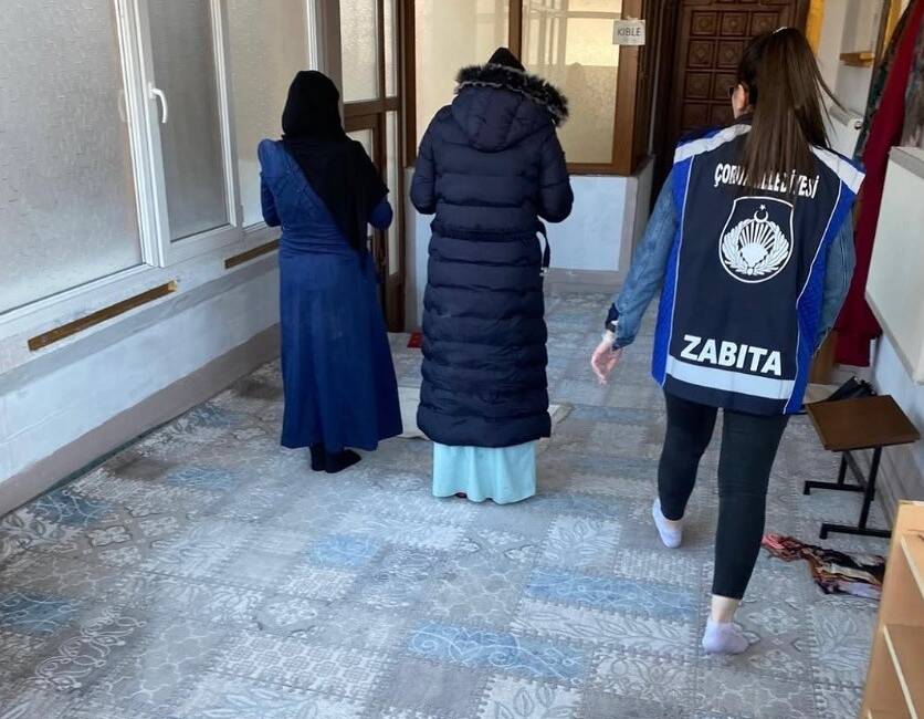 Çorum’da iki kadın dilenci, zabıta ekiplerini fark edince camiye girip