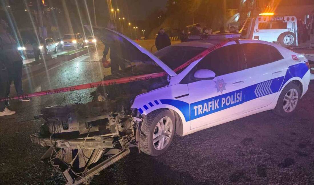 Zonguldak’ın Karadeniz Ereğli ilçesinde uygulama noktasındaki kavşakta polis aracının da