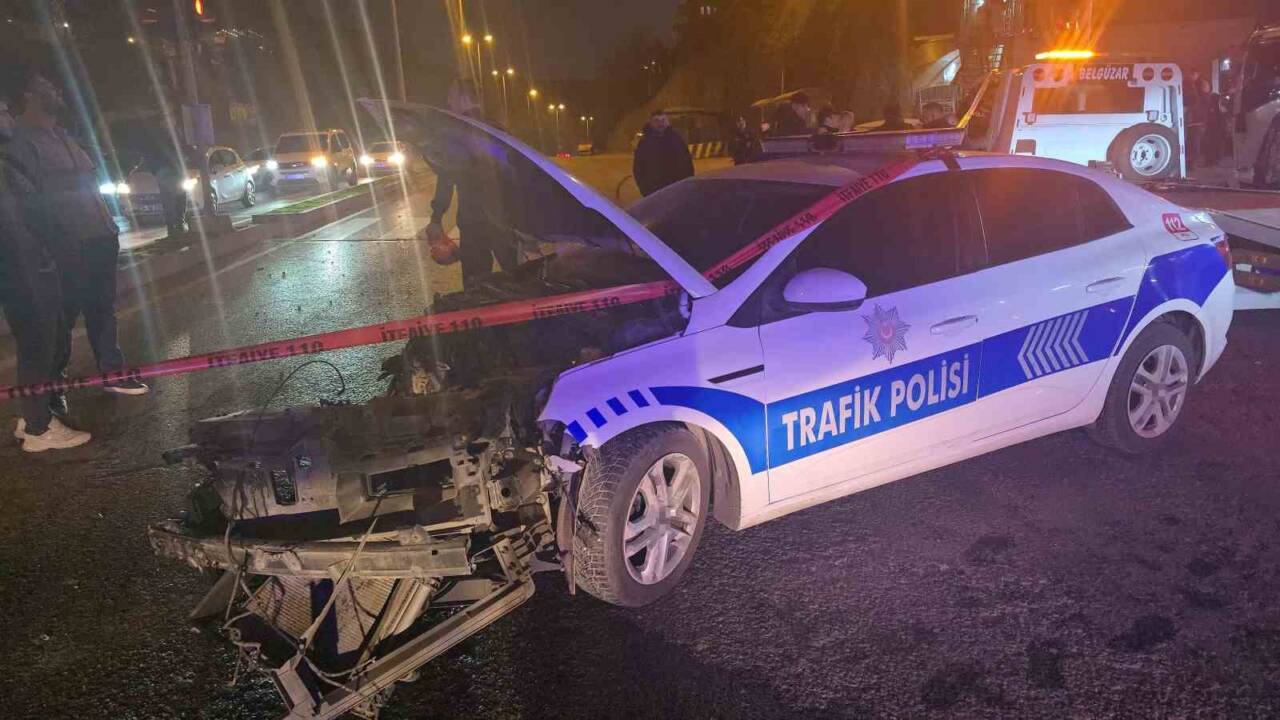 Zonguldak’ın Karadeniz Ereğli ilçesinde uygulama noktasındaki kavşakta polis aracının da