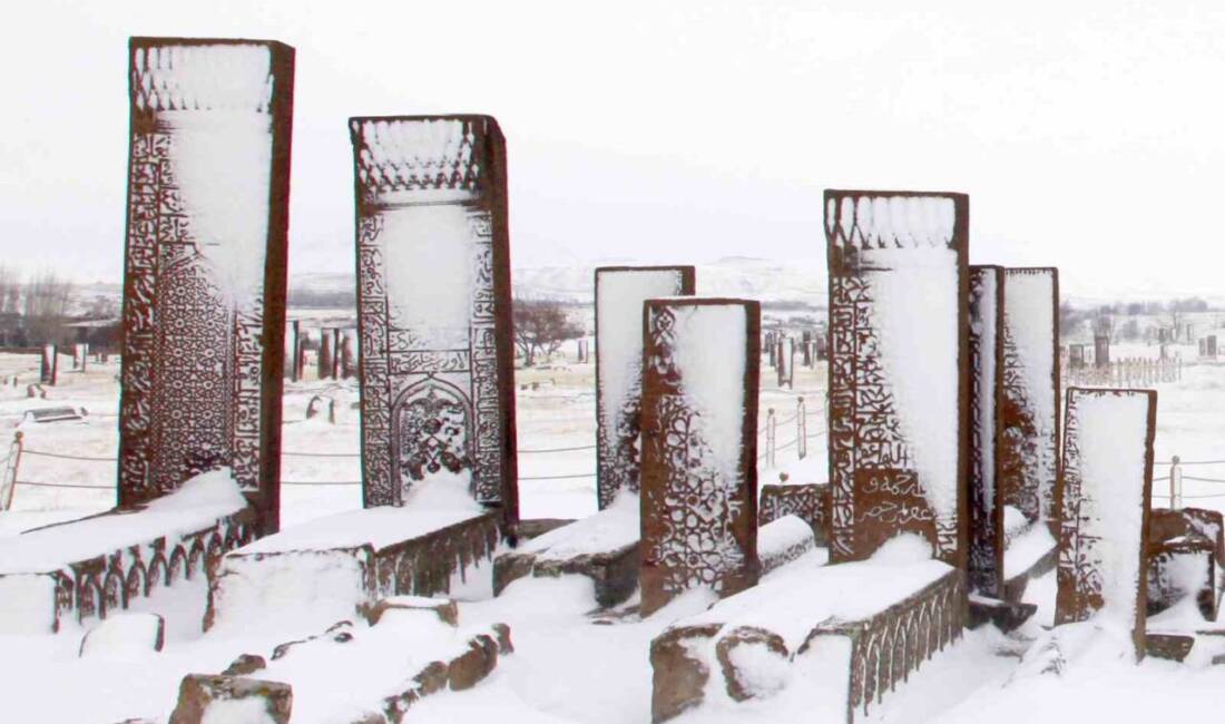 Ahlat’ta Nisan ayında yağan kar, tarihi mekanlarda etkileyici manzaralar yarattı.