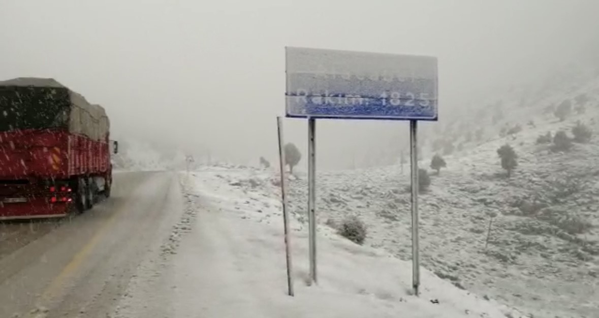 Antalya'da nisan ayında beklenmedik kar yağışı etkili oldu. Akseki-Seydişehir karayolunda