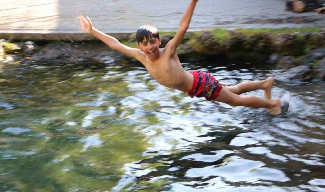 Diyarbakır'da çocuklar, yazın bunaltıcı sıcaklarından korunmak için Sur ilçesindeki Anzele