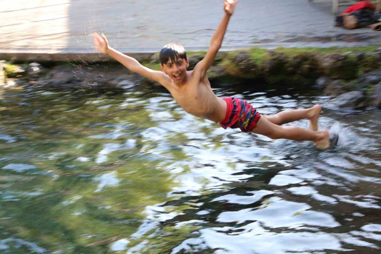 Diyarbakır'da çocuklar, yazın bunaltıcı sıcaklarından korunmak için Sur ilçesindeki Anzele