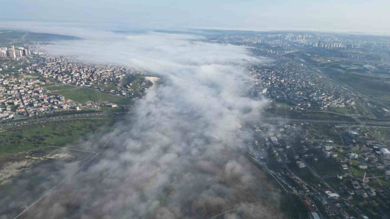 İstanbul, sabah saatlerinde sis bulutlarıyla kaplanan Küçükçekmece gölüyle büyüleyici bir