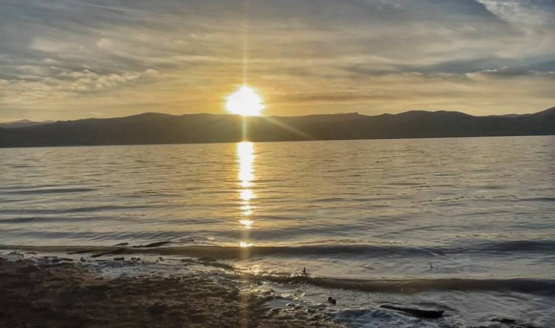 Ağrı'nın Yazıcı Barajı, sabah güneşiyle büyüleyici bir manzara sunuyor. Şehir