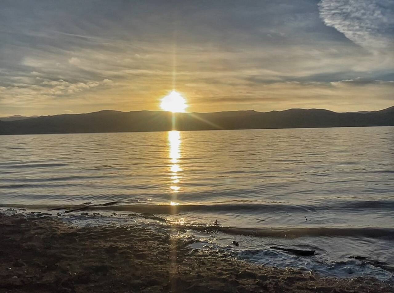 Ağrı'nın Yazıcı Barajı, sabah güneşiyle büyüleyici bir manzara sunuyor. Şehir