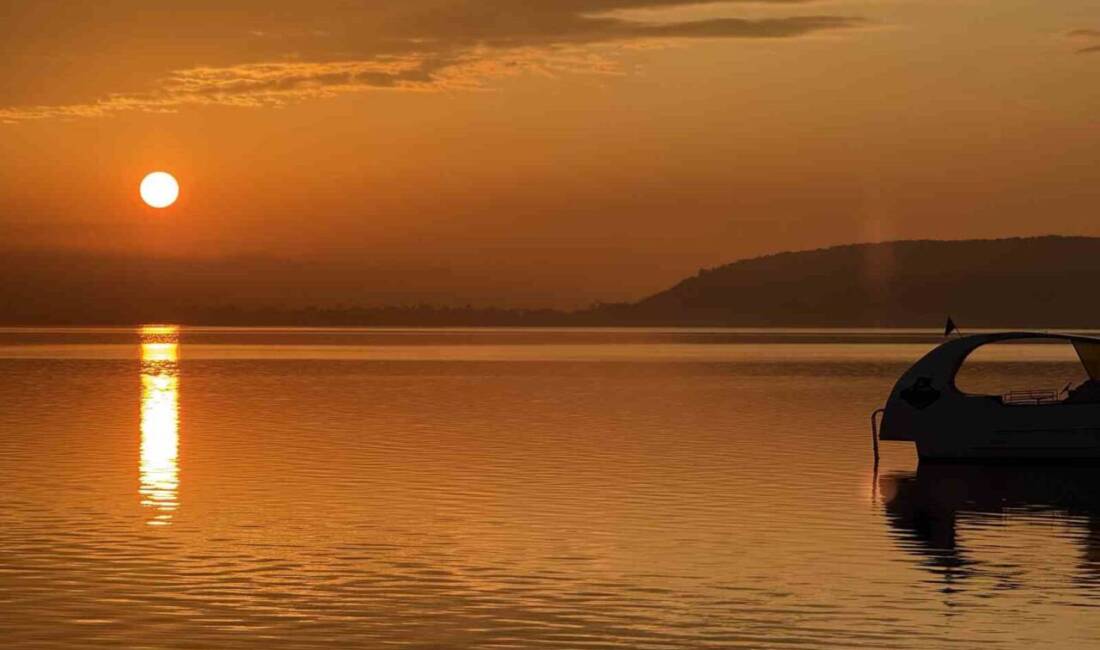 Sakarya'nın Sapanca Gölü'nde sabah saatlerinde gözler önüne serilen büyüleyici gün