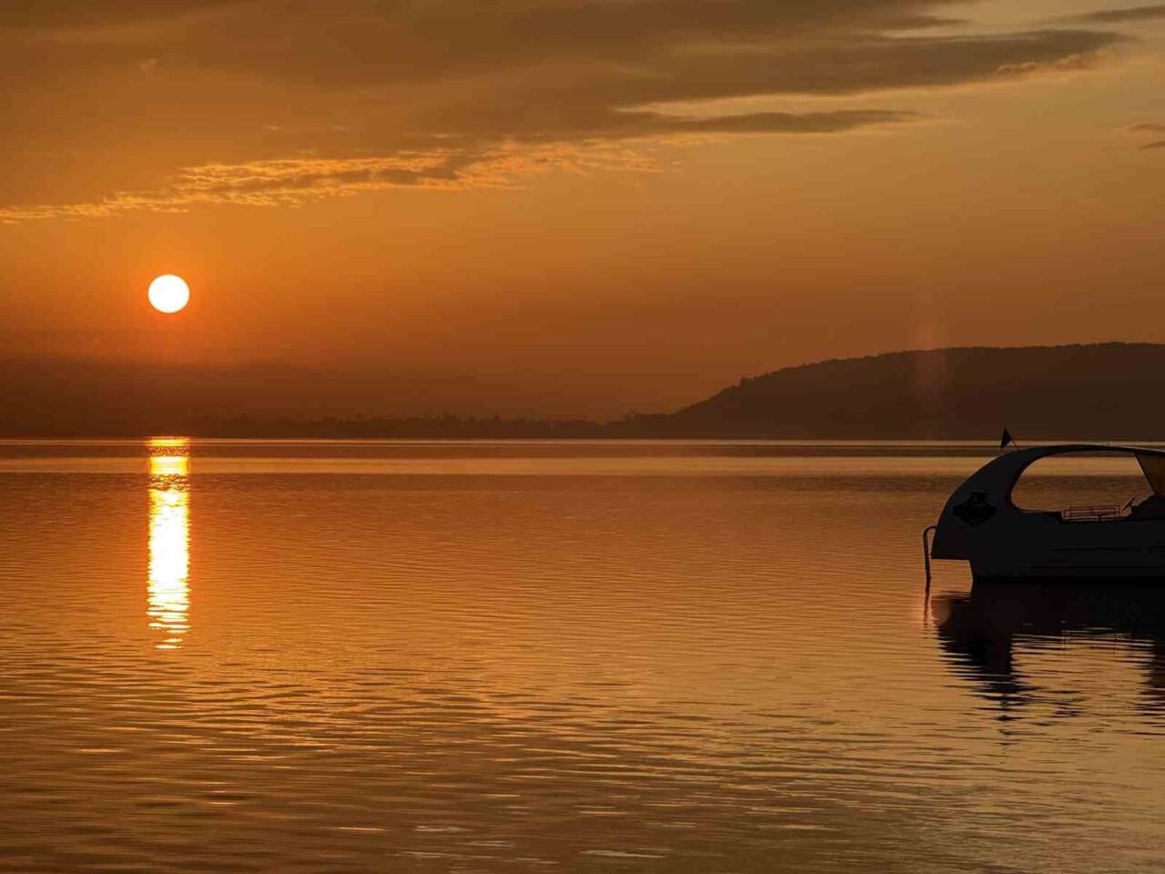Sakarya'nın Sapanca Gölü'nde sabah saatlerinde gözler önüne serilen büyüleyici gün