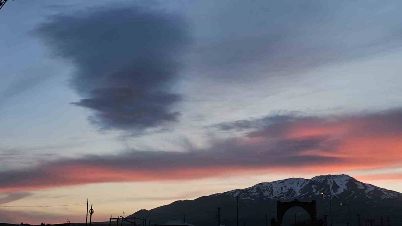 Bitlis'in Adilcevaz ilçesinde yükselen Türkiye'nin üçüncü en yüksek dağı Süphan