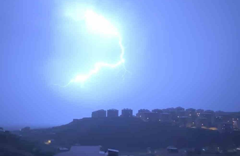 Yüksekova'da sabah saatlerinde başlayan şiddetli fırtına ve sağanak yağış, günlük