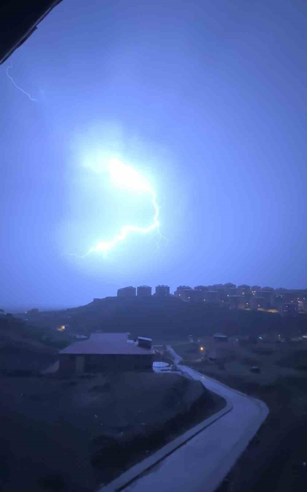 Yüksekova'da sabah saatlerinde başlayan şiddetli fırtına ve sağanak yağış, günlük