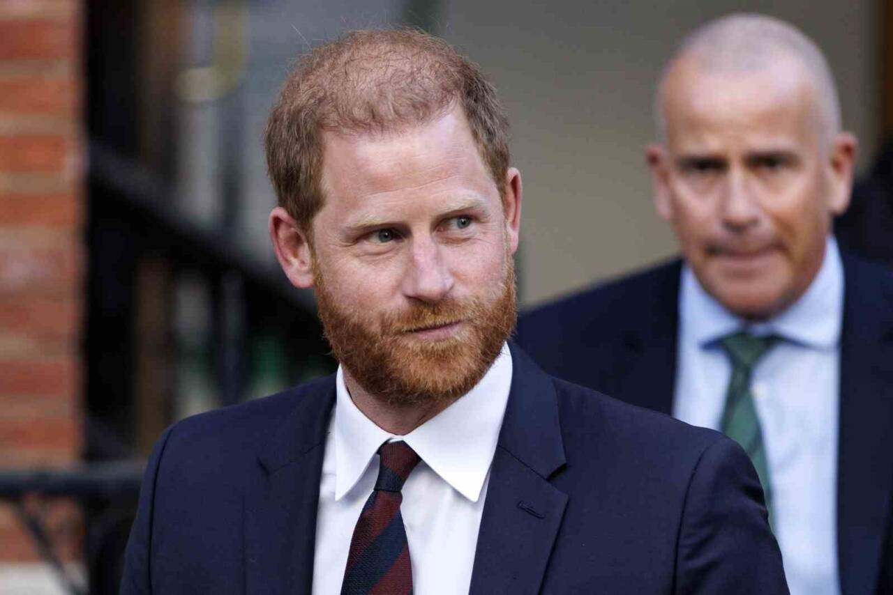 İngiliz basını, Prens Harry'nin, çocuklarının İngiltere pasaportundaki gecikmeler nedeniyle soyadını