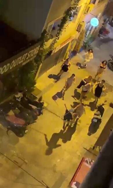 İstanbul Taksim'de bir erkek, 8 transseksüel bireyin sopalı saldırısına uğradı.