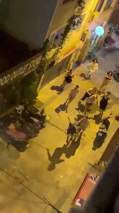 İstanbul Taksim'de bir erkek, 8 transseksüel bireyin sopalı saldırısına uğradı.