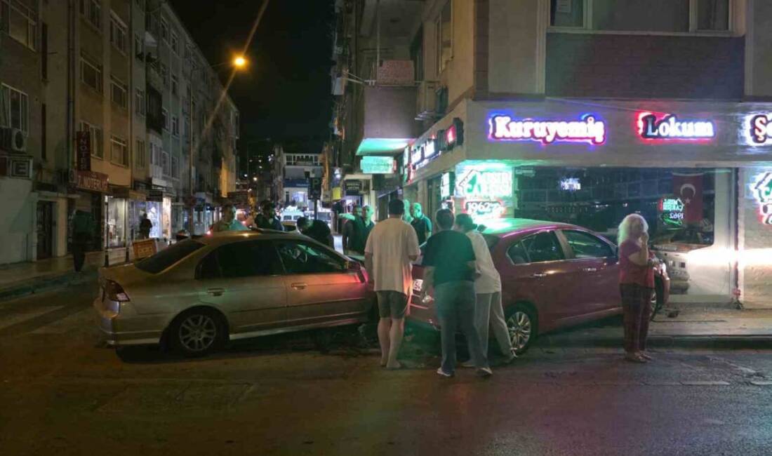 Yalova'da Şehit Osman Altınkuyu ve Mimar Sinan Caddeleri kesişiminde iki