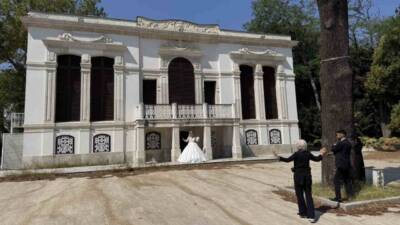 İstanbul Beşiktaş'taki Yıldız Parkı, düğün öncesi fotoğraf çekimleri için çiftlerin