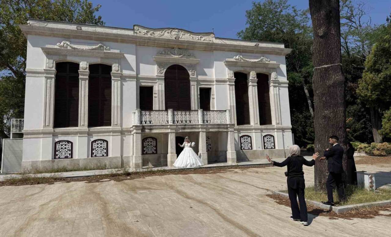 İstanbul Beşiktaş'taki Yıldız Parkı, düğün öncesi fotoğraf çekimleri için çiftlerin