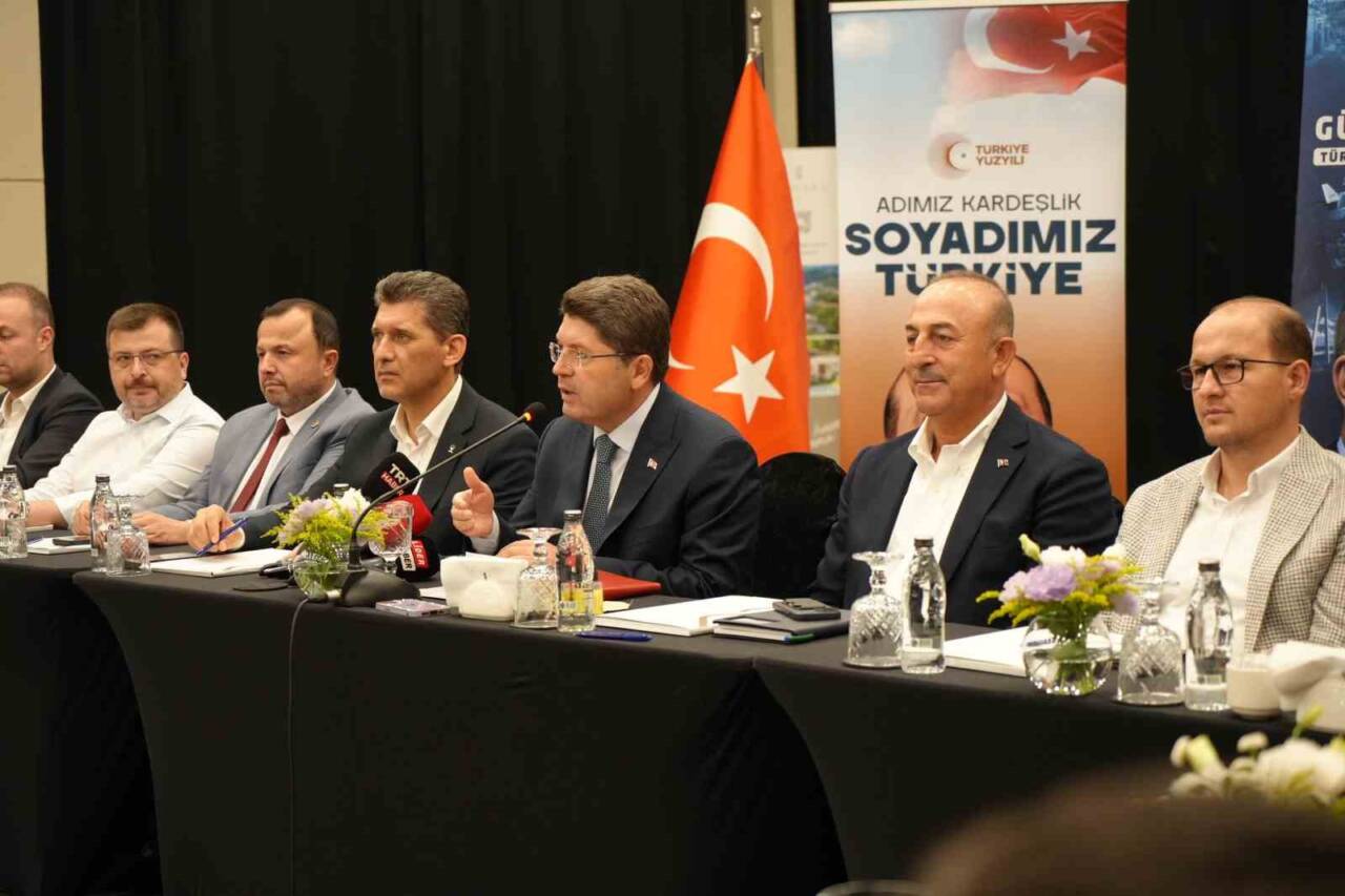 Adalet Bakanı Yılmaz Tunç, Antalya'da avukatlarla yaptığı toplantıda yapay zekanın