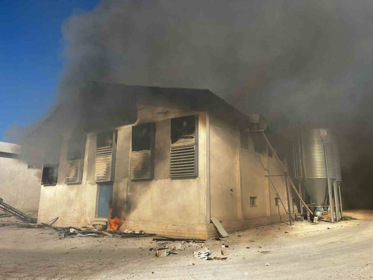 Afyonkarahisar'ın Başmakçı ilçesindeki Nevzat Tezcan'a ait tavuk çiftliğinde çıkan yangında
