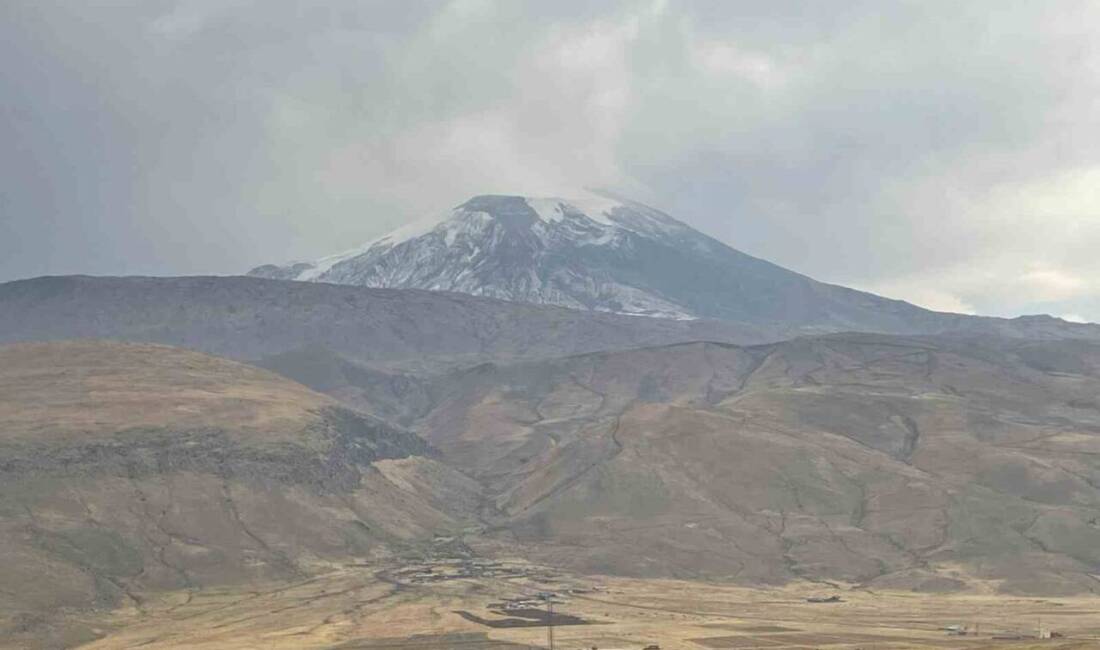 Iğdır'da sıcak havanın yerini yağmura bıraktığı anlarda, Ağrı Dağı zirvesi