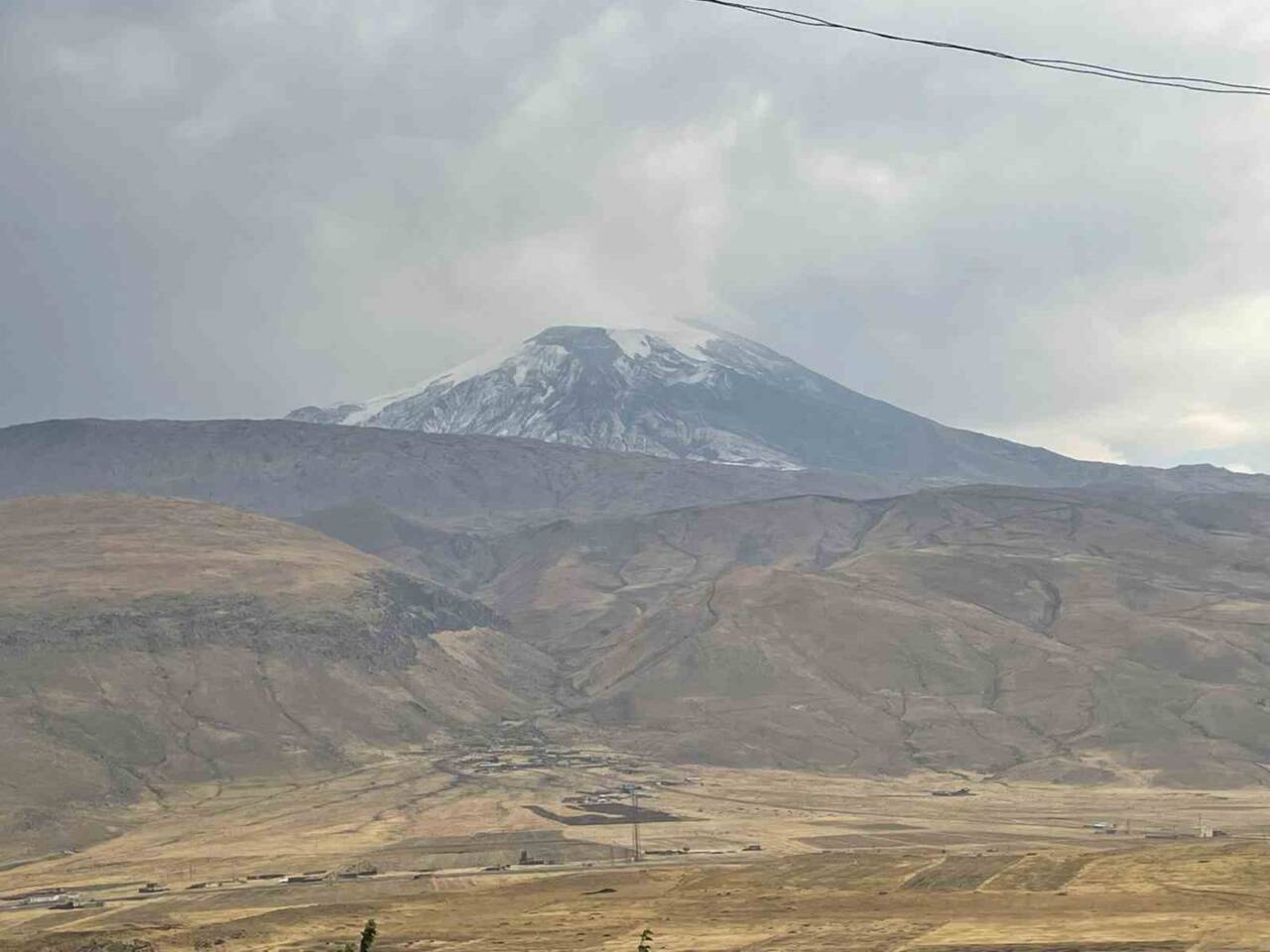 Iğdır'da sıcak havanın yerini yağmura bıraktığı anlarda, Ağrı Dağı zirvesi