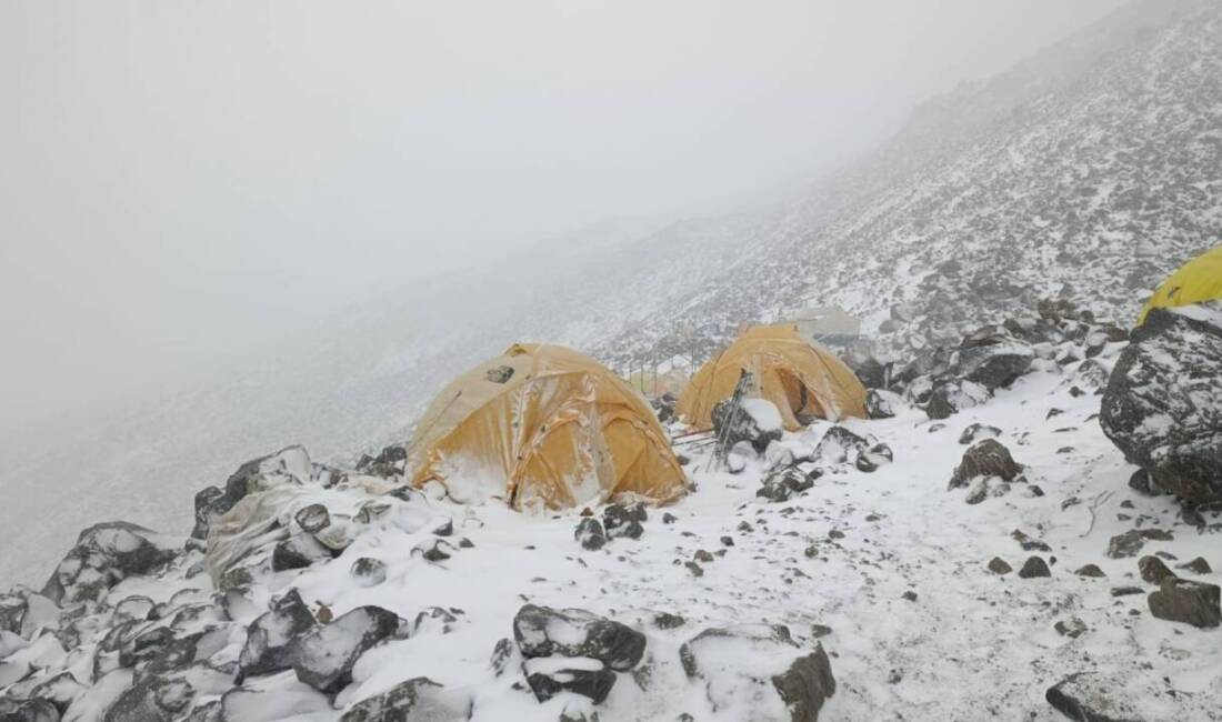 Ağrı Dağı'na zirve tırmanışı yapan dağcılar, 4 bin 200 metrede