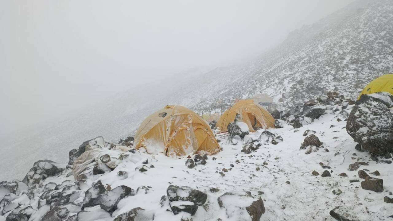 Ağrı Dağı'na zirve tırmanışı yapan dağcılar, 4 bin 200 metrede