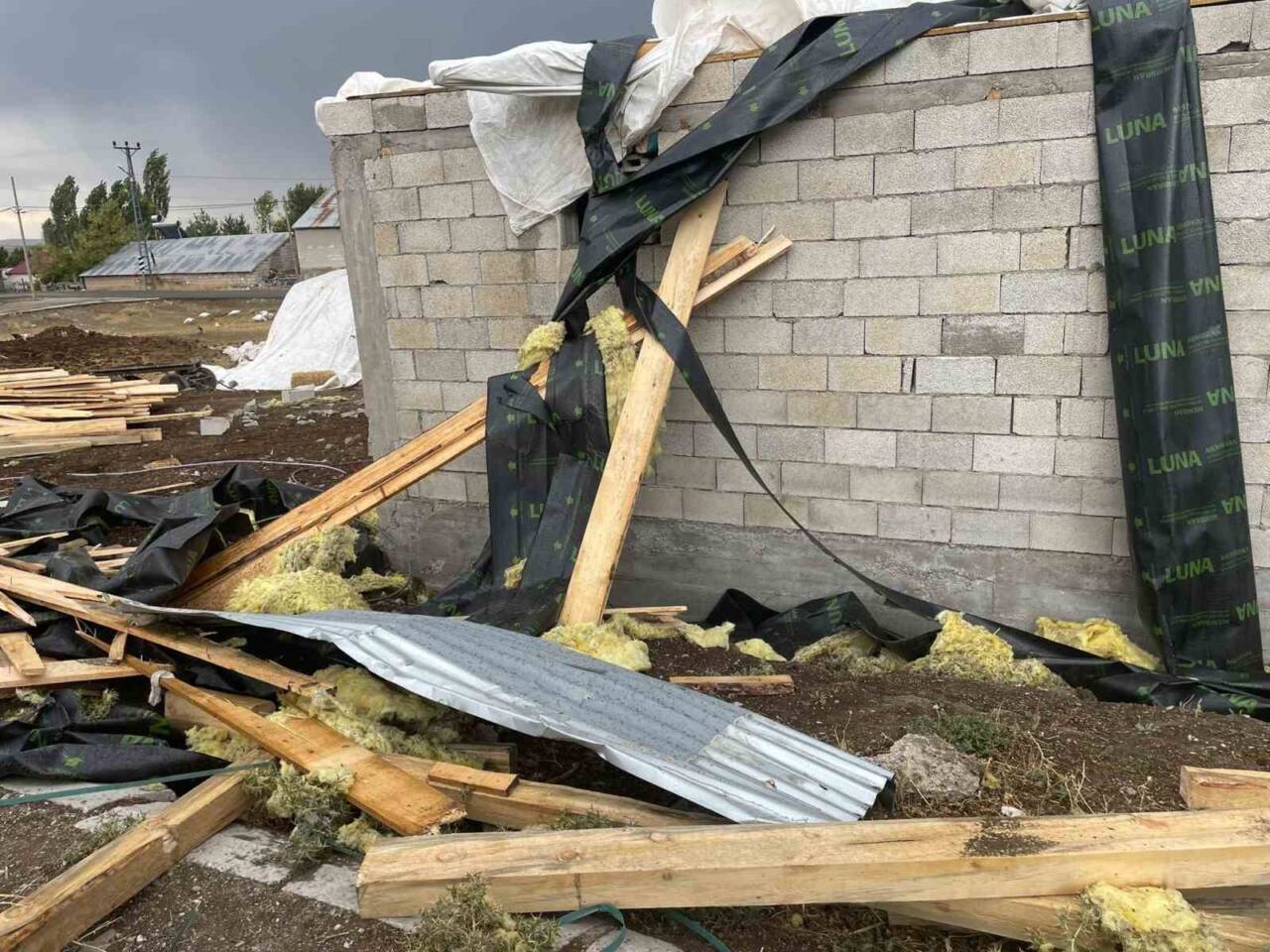 Ağrı'nın Tezeren köyünde meydana gelen fırtına, 74 yapının çatısını zarar