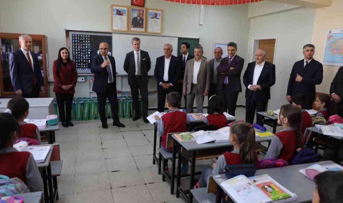 Ağrı Valiliği himayelerinde, İl Milli Eğitim Müdürlüğünce düzenlenen İlköğretim Haftası