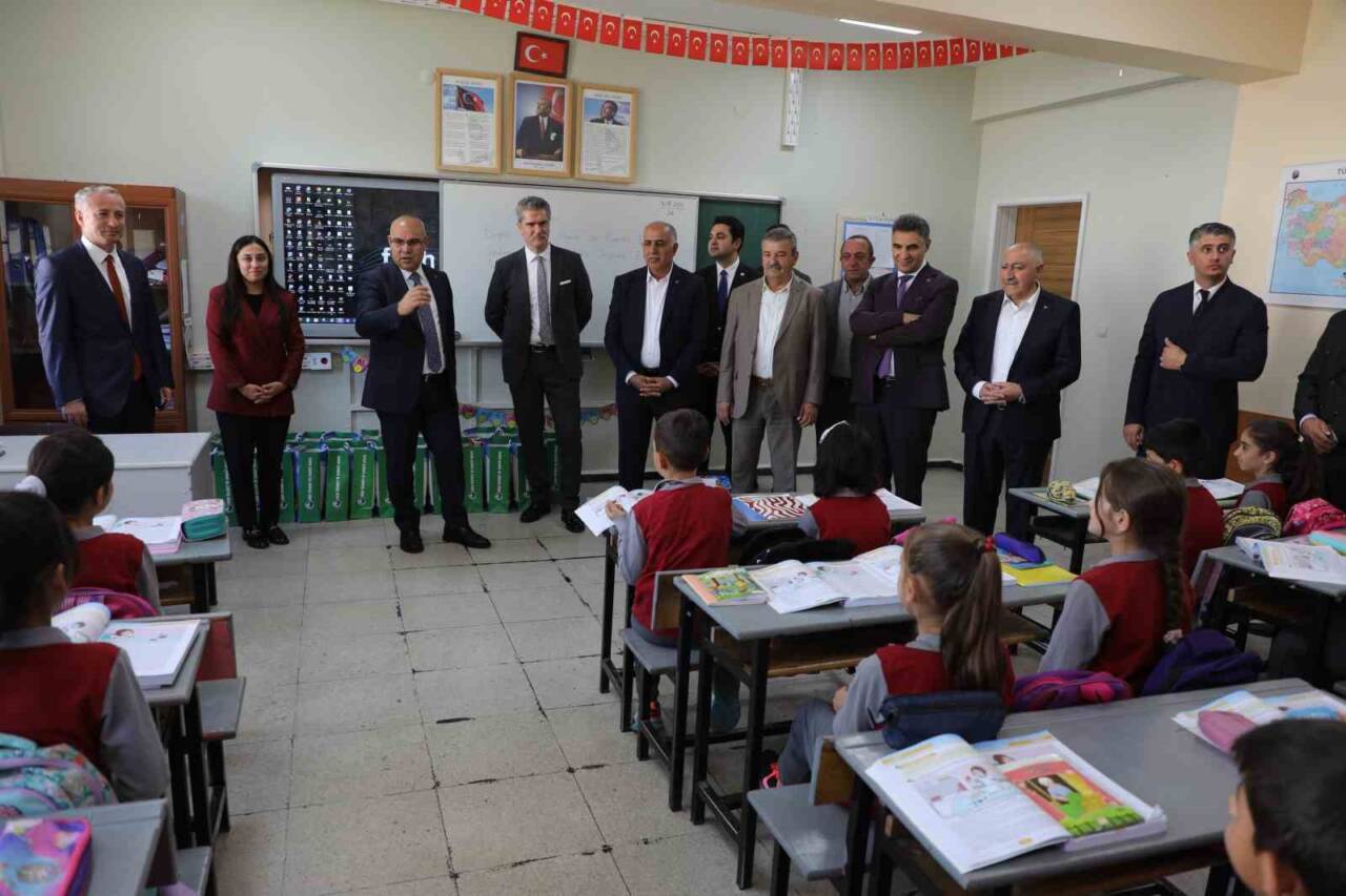 Ağrı Valiliği himayelerinde, İl Milli Eğitim Müdürlüğünce düzenlenen İlköğretim Haftası