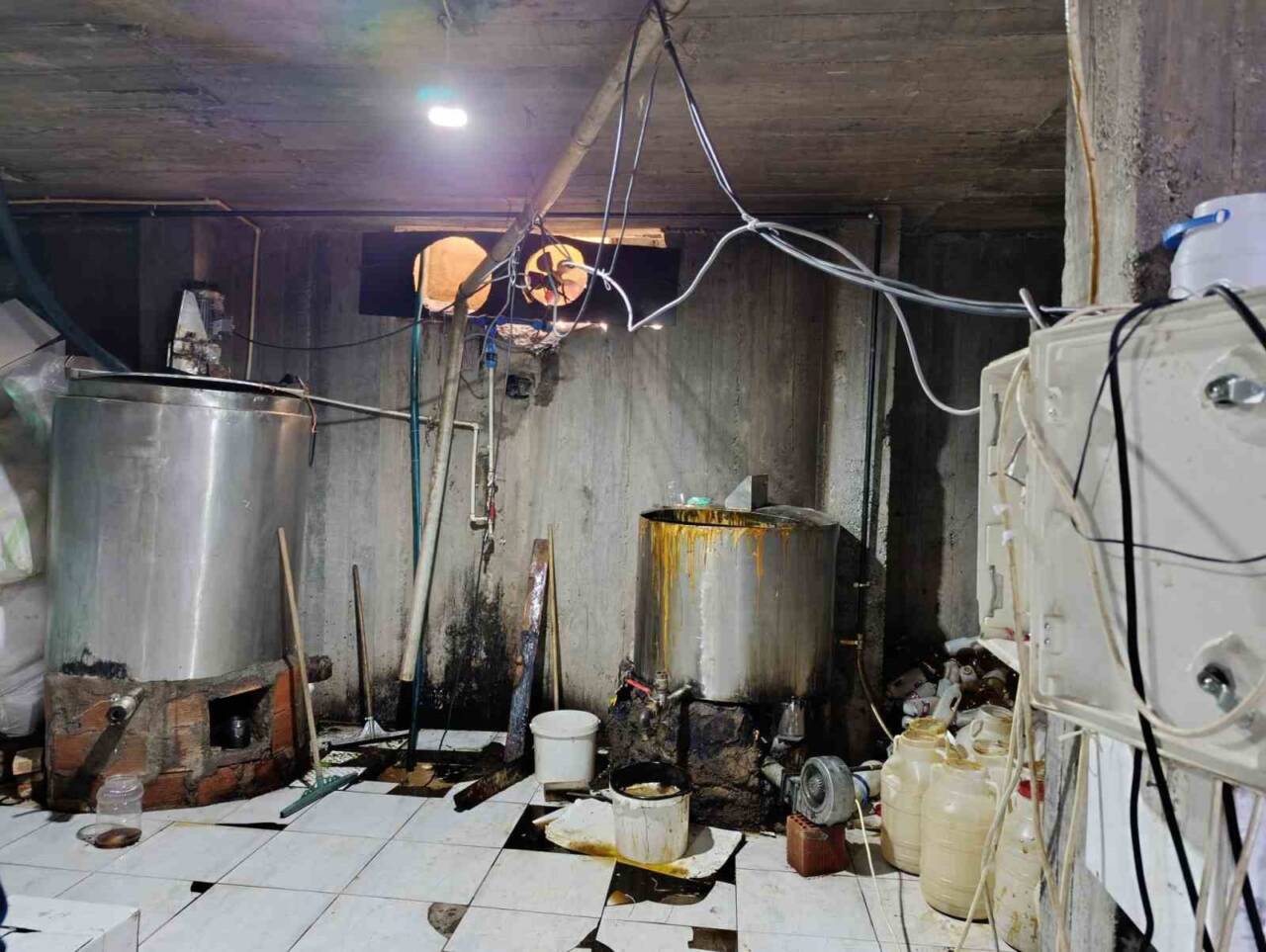 Ağrı'nın Doğubayazıt ilçesinde ruhsatsız olarak pekmez üreten bir işletmede yapılan