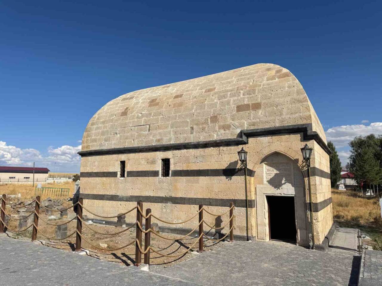 Ağrı'nın Hamur ilçesindeki tarihi Hamur Kümbeti, yapılan restorasyon sonrası yeniden