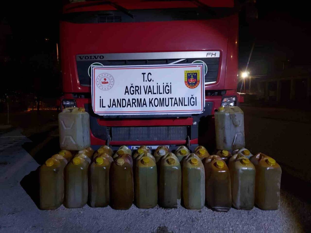 Ağrı'nın Doğubayazıt ilçesinde gerçekleştirilen yol kontrolünde, jandarma ekipleri 603 litre