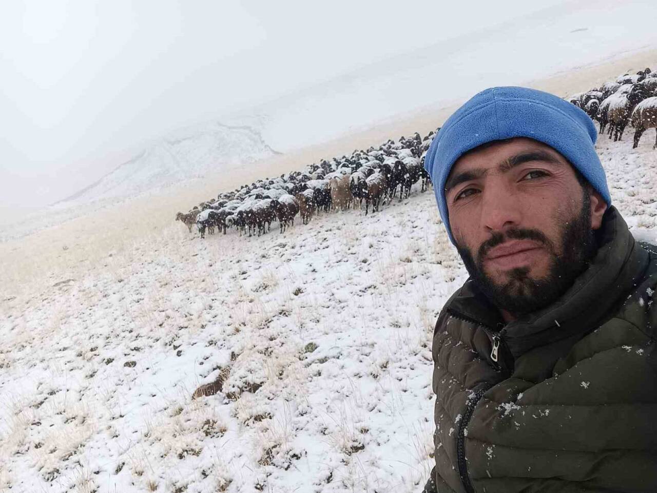 Ağrı'da yılın ilk karı yağdı, Ağrı Dağı beyaz örtüyle kaplandı.