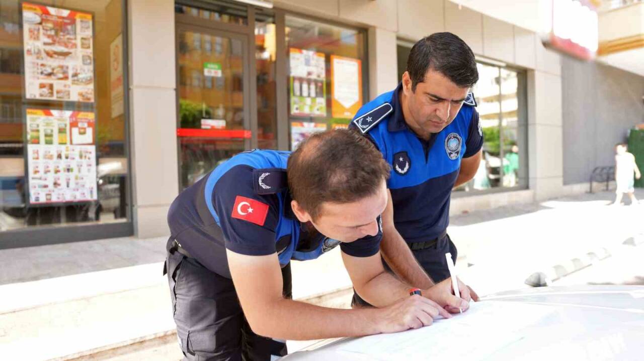 Alanya'da zabıta ekipleri, tarihi geçmiş ürünler satan iki market şubesini