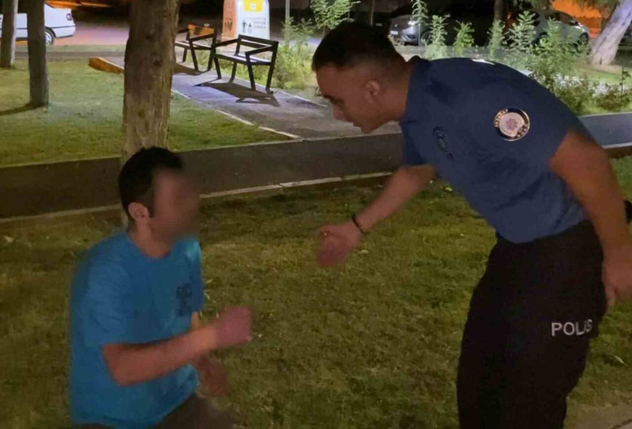Aksaray'da aşırı alkollü bir vatandaş, parkta yattığı sırada polis memurları