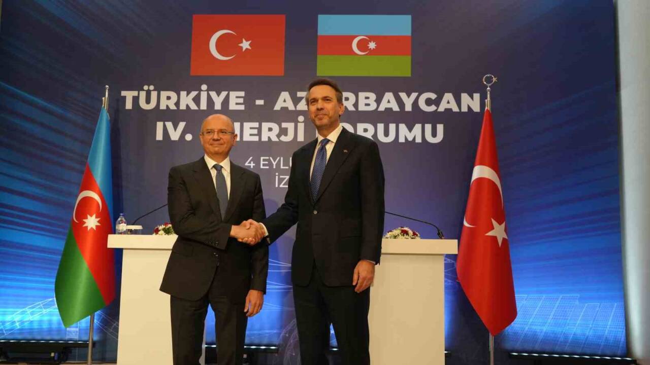 İzmir'de gerçekleşen Türkiye-Azerbaycan 4. Enerji Forumu'nda Enerji Bakanı Alparslan Bayraktar