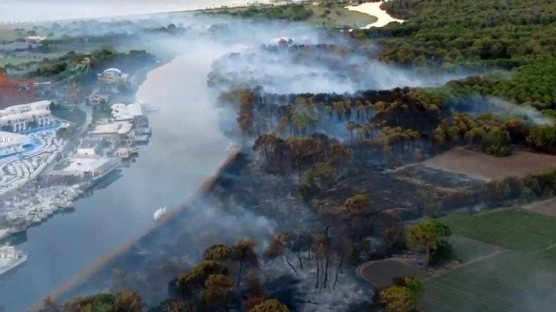 Antalya’nın Aksu ilçesinde dün akşam çıkan orman yangını, ekiplerin 3