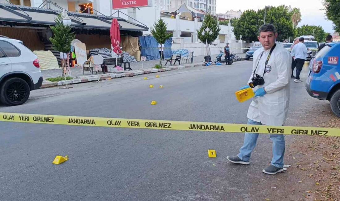 Antalya'nın Manavgat ilçesinde motosikletli saldırganlar, iş yeri önündeki Cumali A.