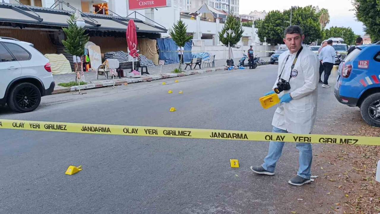 Antalya'nın Manavgat ilçesinde motosikletli saldırganlar, iş yeri önündeki Cumali A.