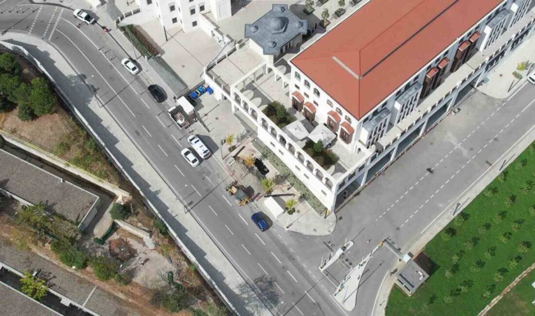 Ataşehir Finans Merkezi'nde sabah saatlerinde meydana gelen kaldırım göçüğünde bir