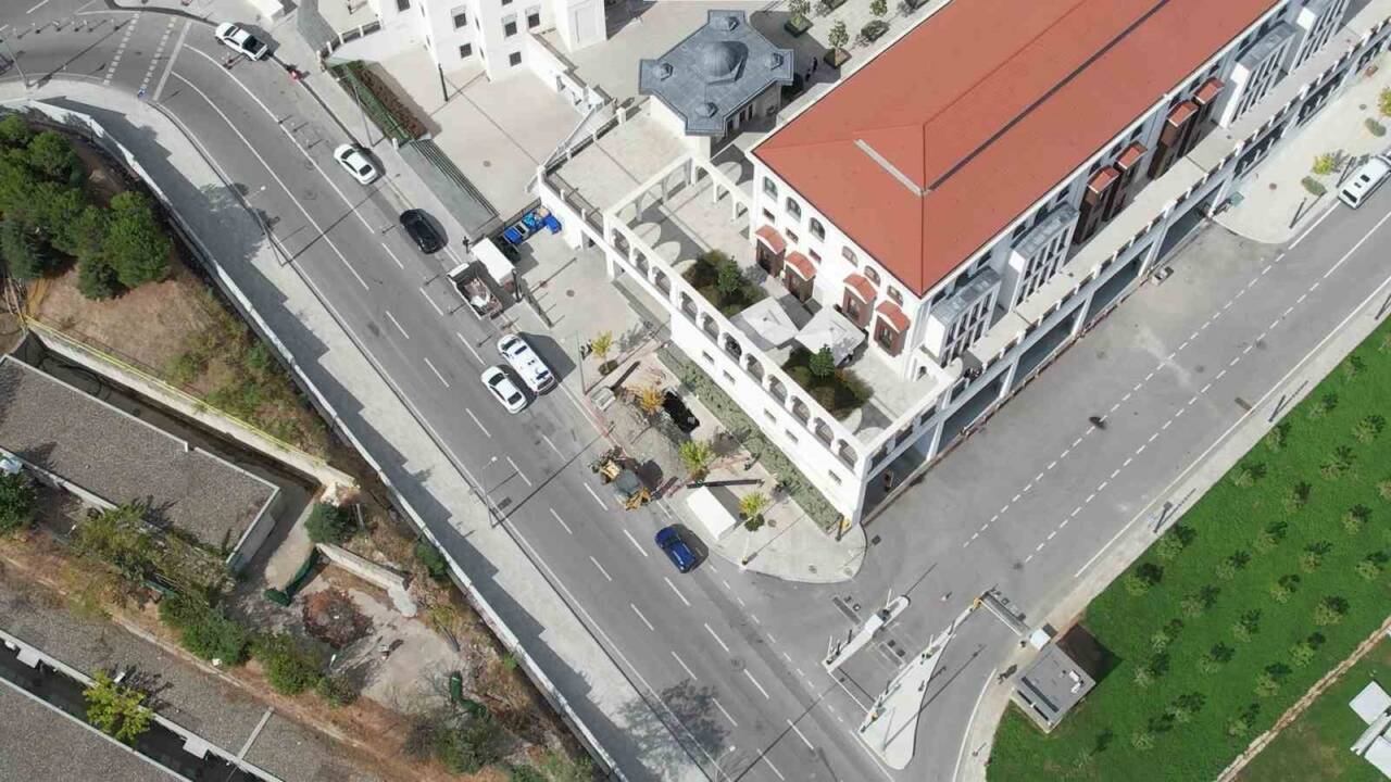 Ataşehir Finans Merkezi'nde sabah saatlerinde meydana gelen kaldırım göçüğünde bir