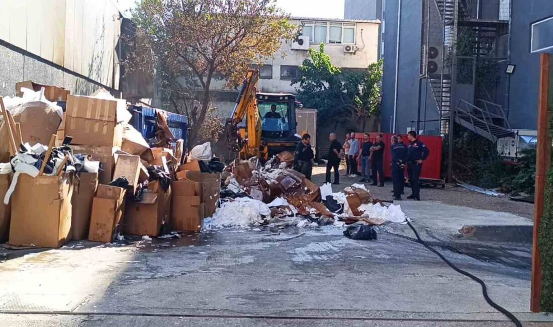 Ataşehir'de bir fabrikada geri dönüşüm alanında çıkan yangın, itfaiye ekiplerinin