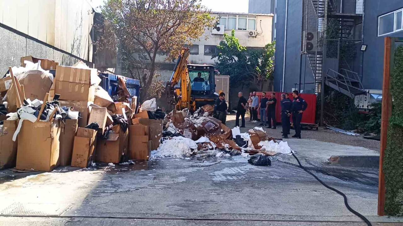 Ataşehir'de bir fabrikada geri dönüşüm alanında çıkan yangın, itfaiye ekiplerinin