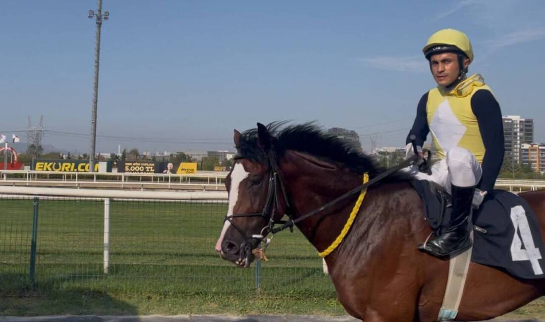 Bursa Hipodromu'nda, jokey Mehmet Akyavuz'un atından düşmesi sonucu yaralandı. Onur
