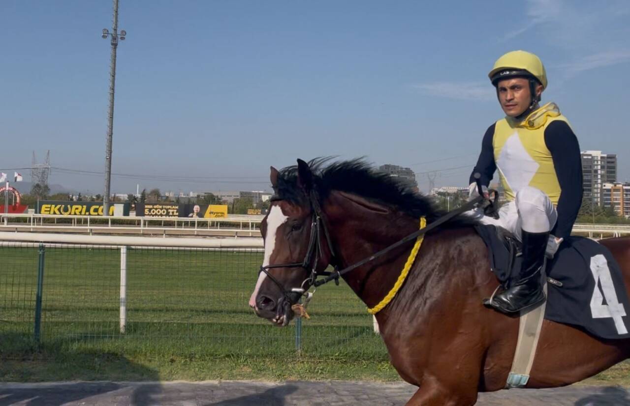 Bursa Hipodromu'nda, jokey Mehmet Akyavuz'un atından düşmesi sonucu yaralandı. Onur